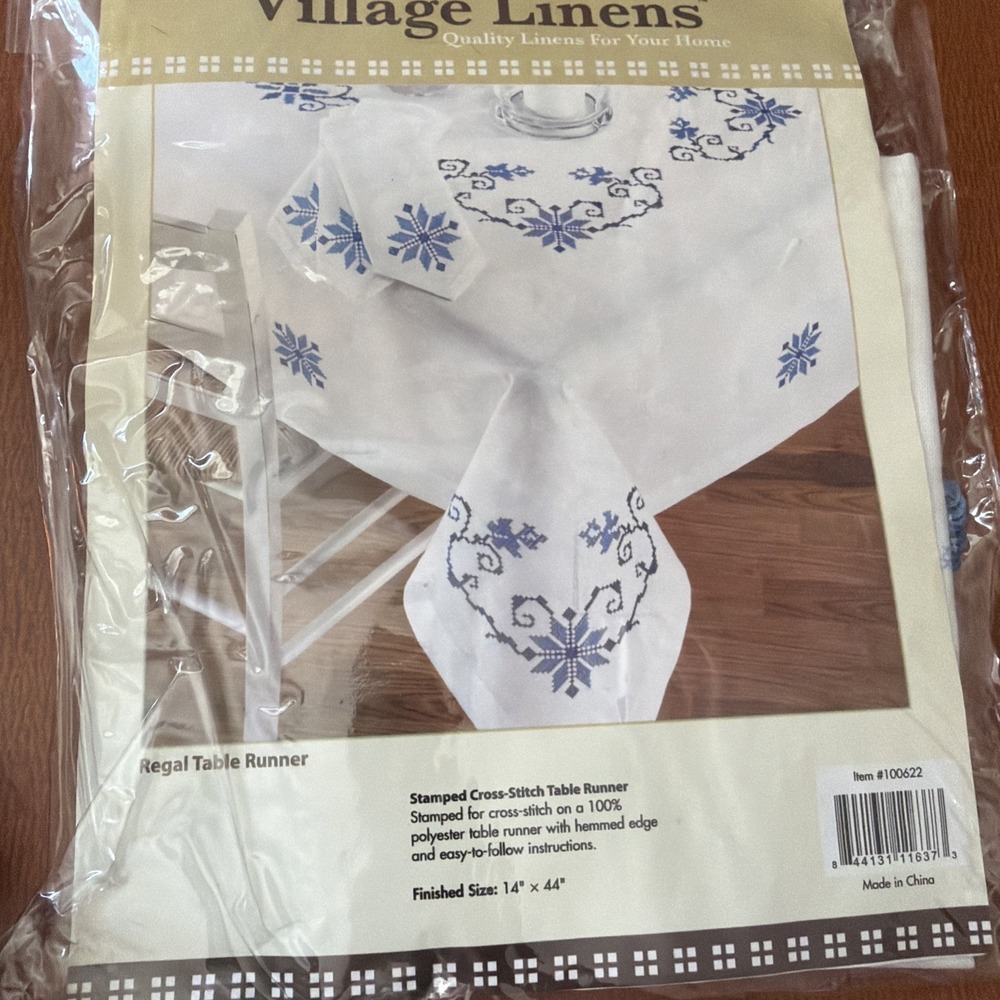 Vtg Linens Blue & White Regal Table Runner 44" By 14" With Floss